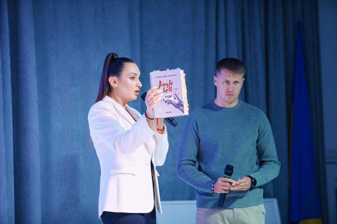 У Вінниці Олексій Ануля презентував документальну книгу «Jingle bellZ» про своє перебування у російському полоні