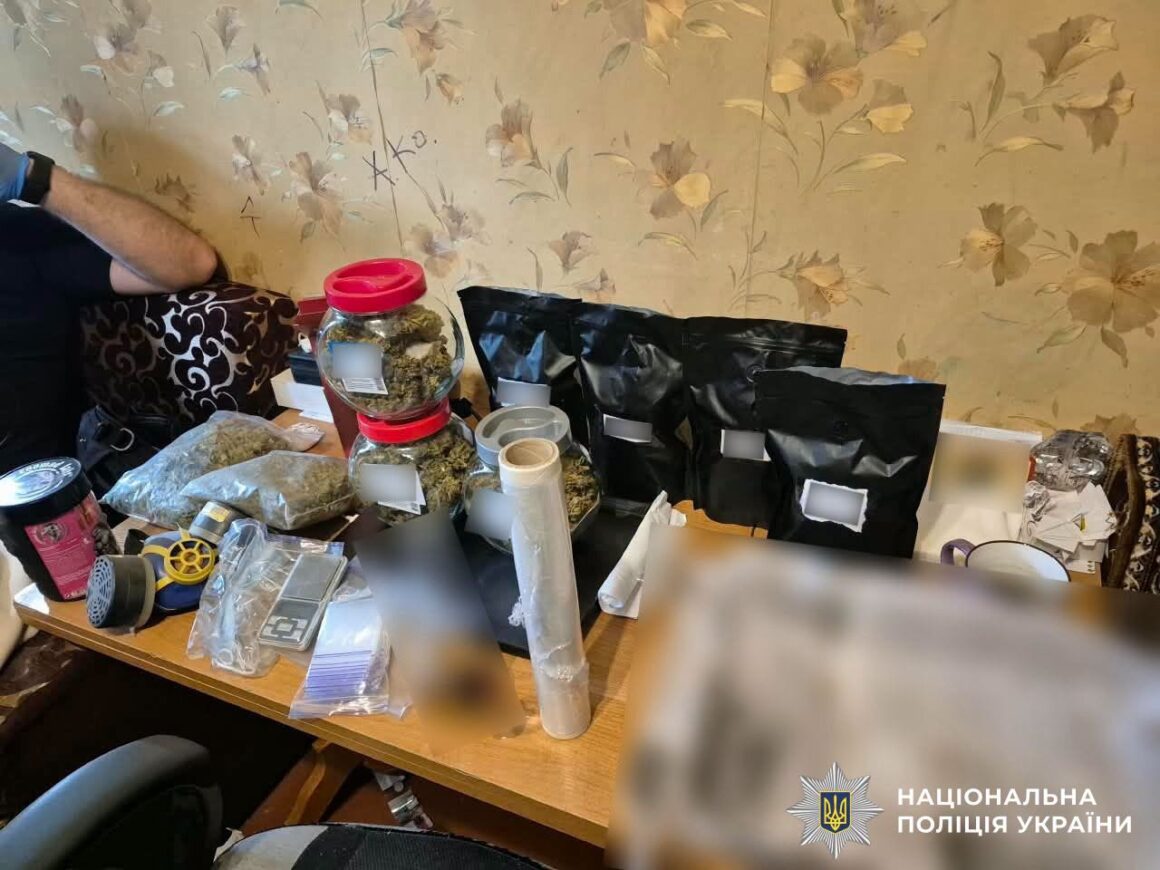 Вінничанин вдома вирощував коноплі, а потім збував їх клієнтам