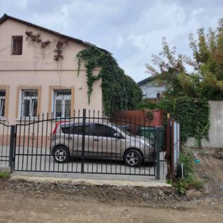 Парковка біля майданчиків.