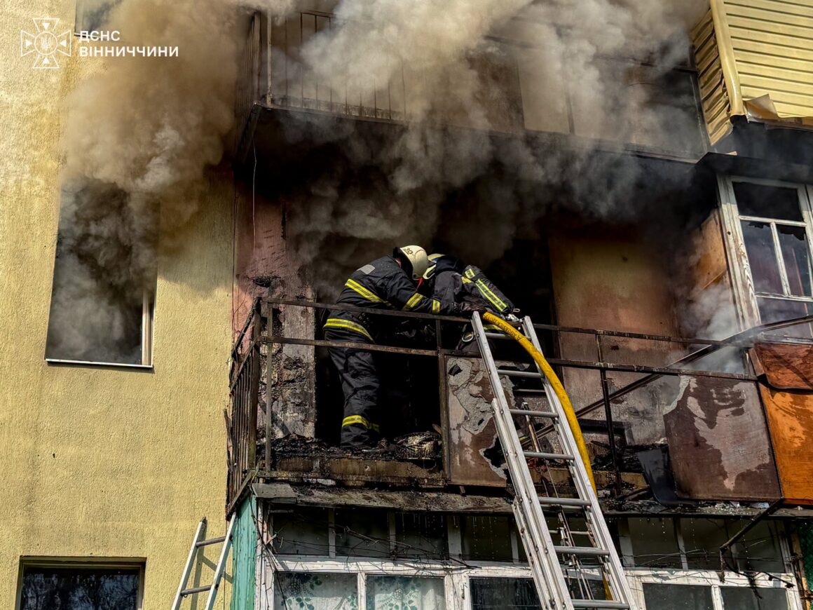У Ладижині під час пожежі врятували чотирьох людей та кошеня та двох хом’яків