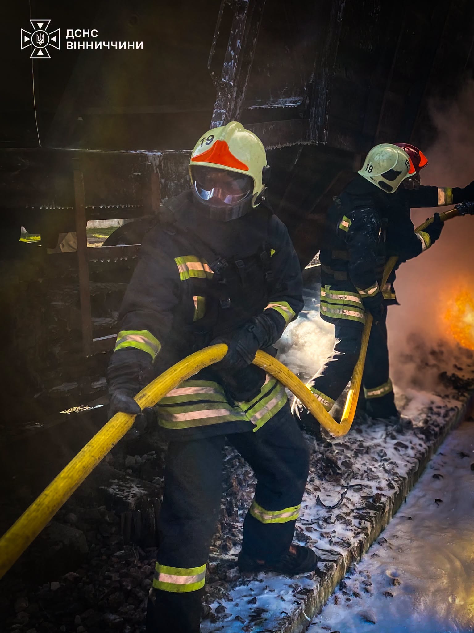 Вінницькі рятувальники оприлюднили фото ліквідації наслідків ворожого удару