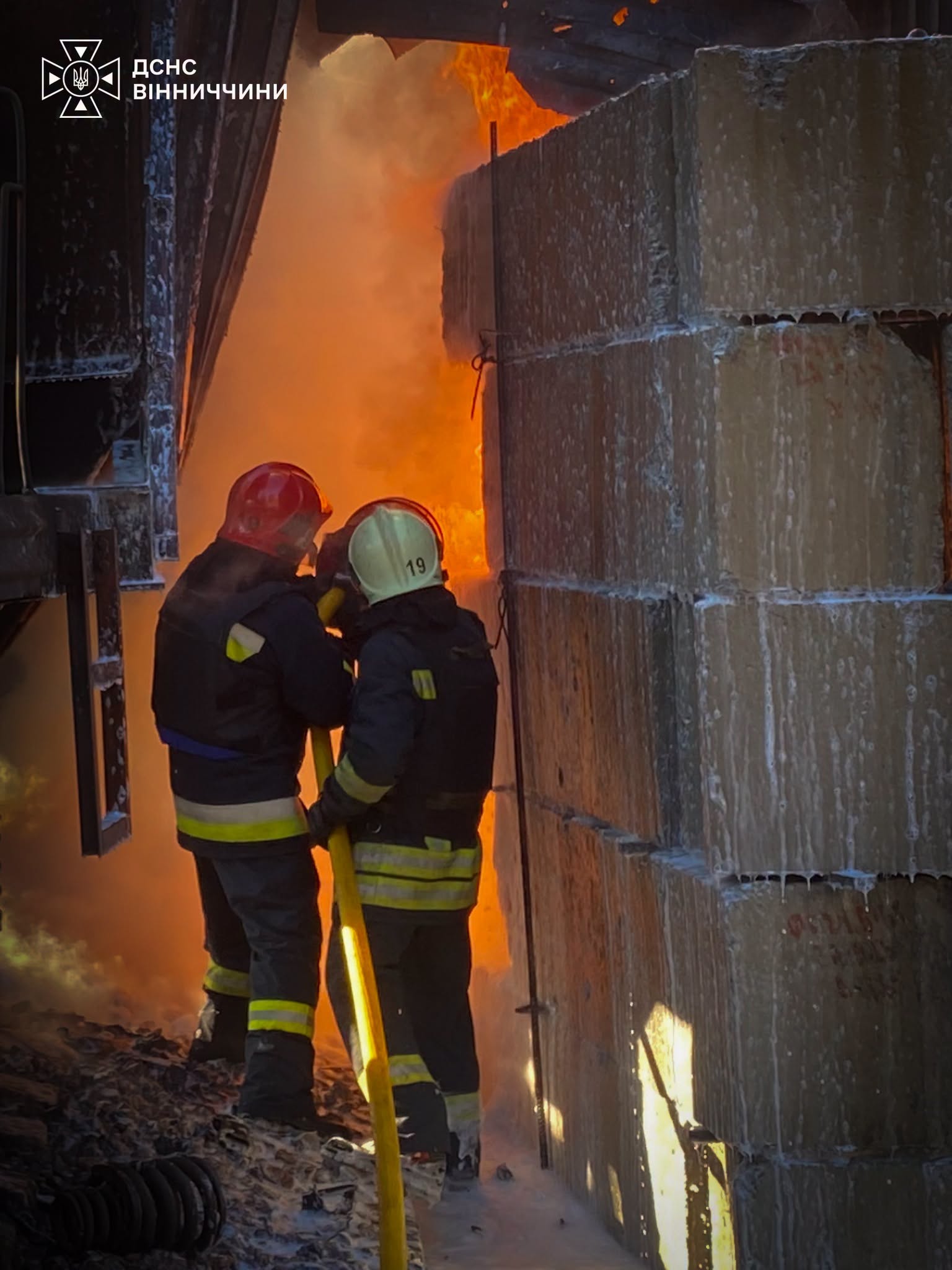 Вінницькі рятувальники оприлюднили фото ліквідації наслідків ворожого удару