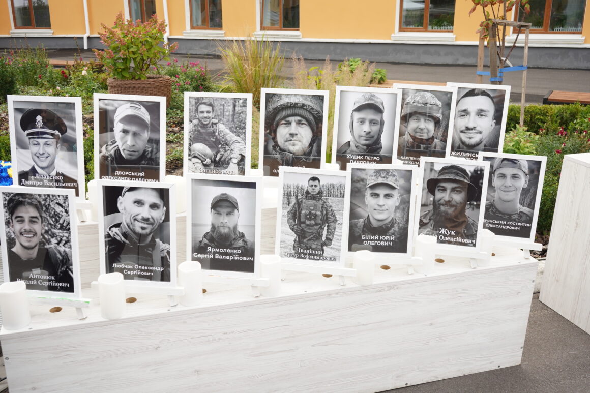У вінницькому ліцеї №2 відкрили пам’ятний знак на честь 14 загиблих випускників