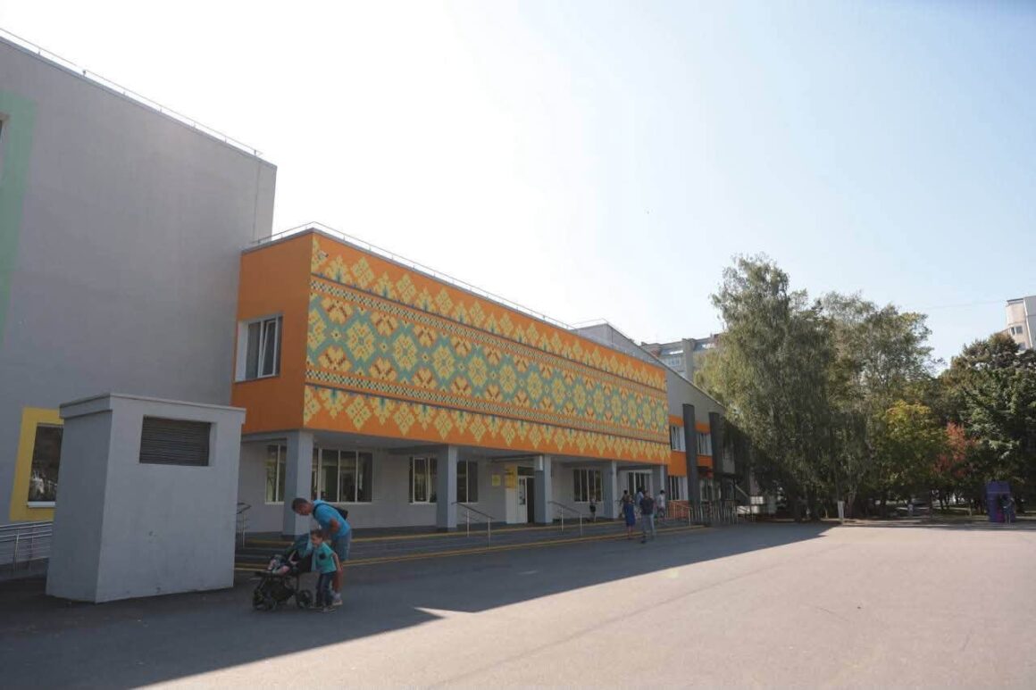У вінницькому ліцеї №18 від сьогодні харчуватимуться 1500 учнів