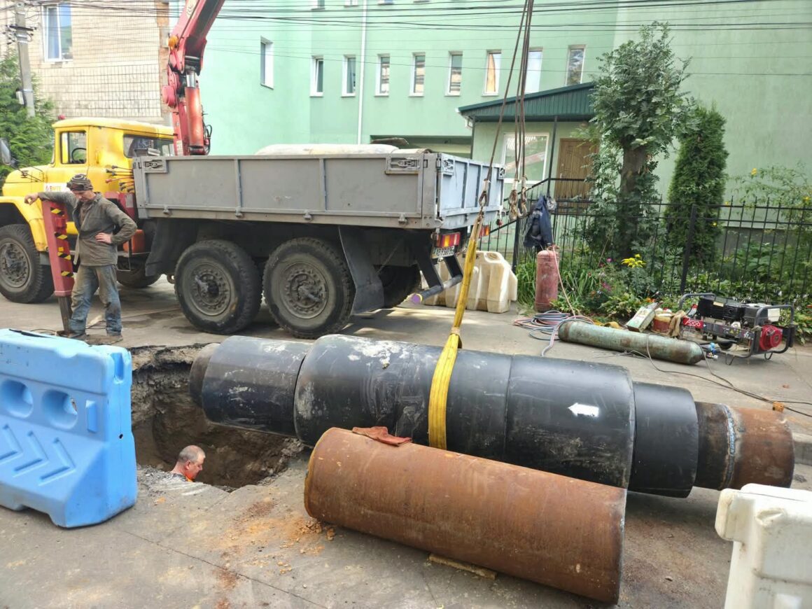 Міняють три метри труби теплопостачання в середмісті Вінниці