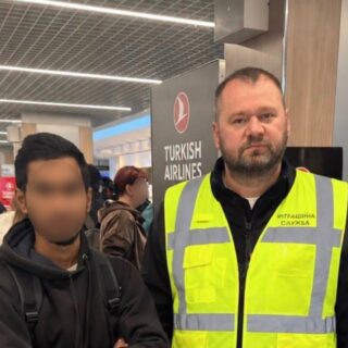Видворили за межі України.