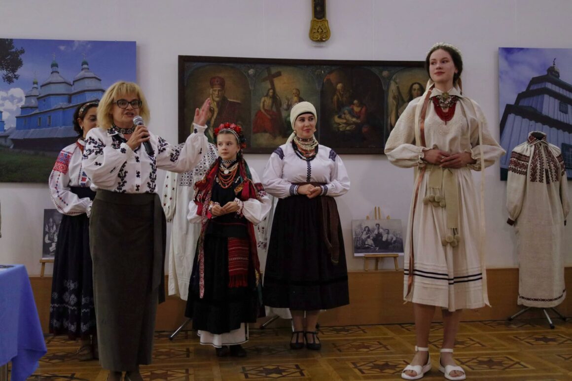 У вінницькому краєзнавчому музеї провели захід «Від сорочки до весільної сукні»