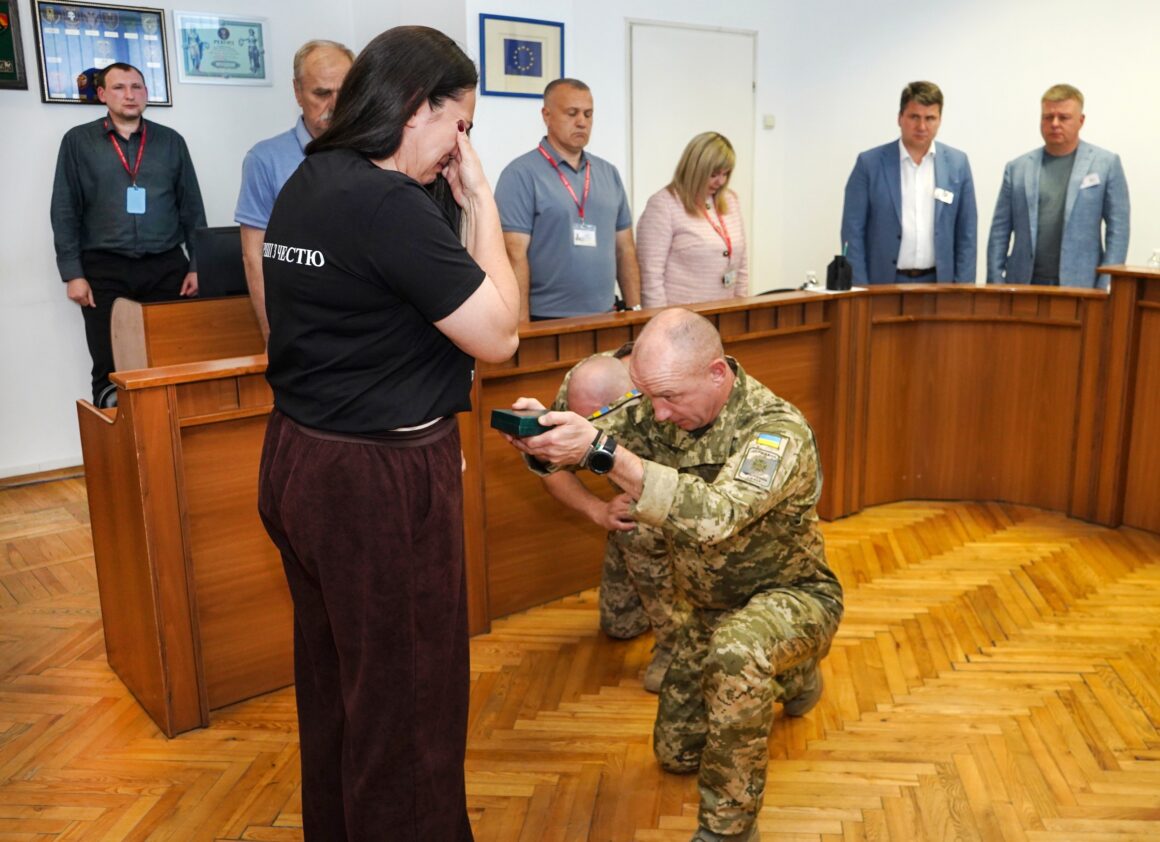 У Вінниці матері загиблого прикордонника передали медаль