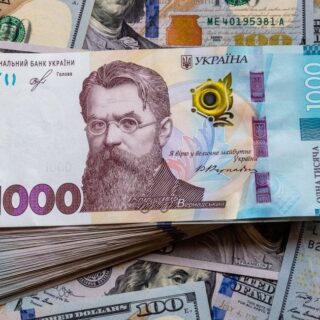 Вимагав гроші.