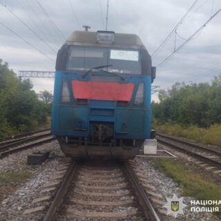 Впала з перона.
