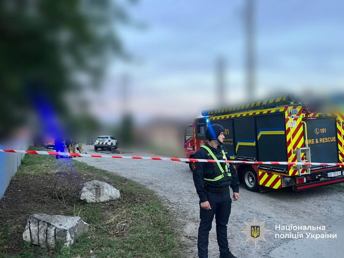 Поліція працювала на місці падіння ворожого БпЛА у Вінницькій області. Фото