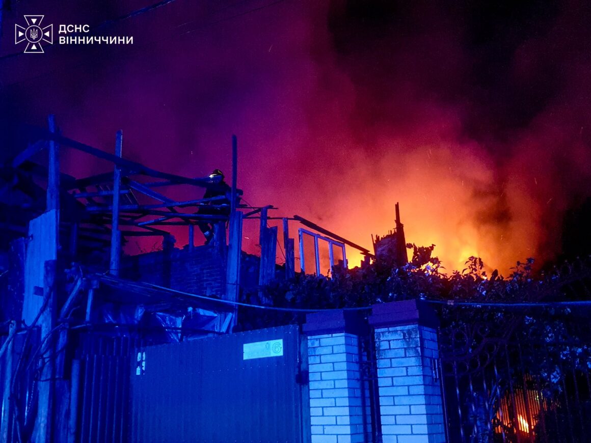 17 рятувальників та 4 одиниці техніки гасили велику пожежу у Вінниці