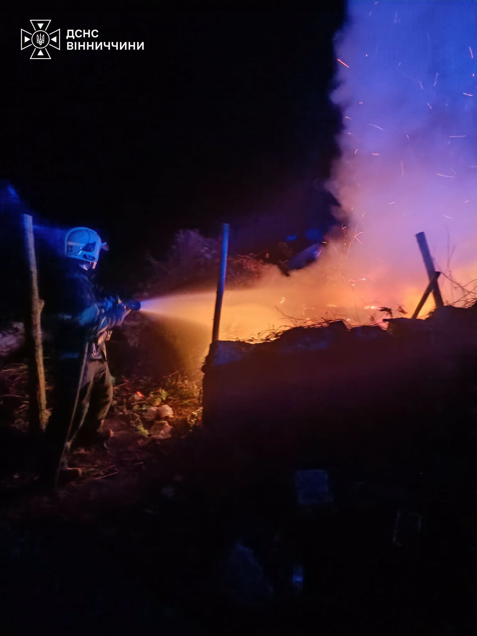 На Вінниччині горіли будівлі та автомобіль