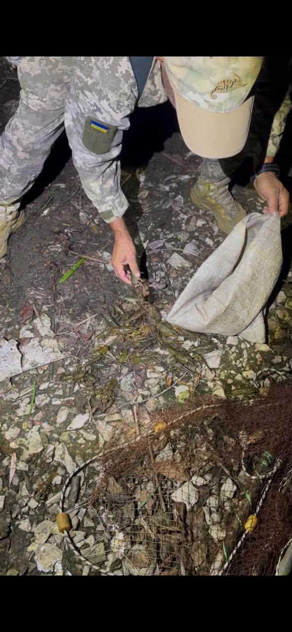 На Вінниччині чоловіки незаконно ловили раків