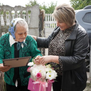 Привітали ювілярку.