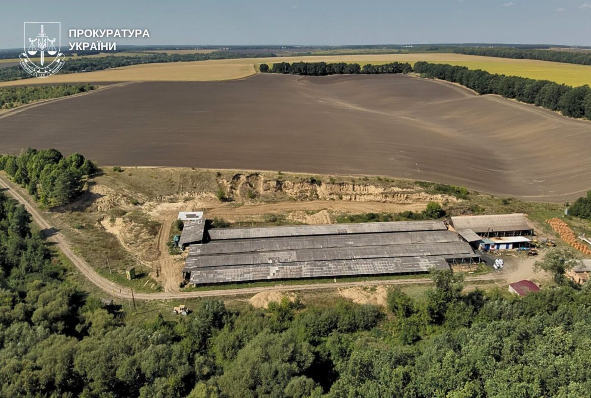 На Вінниччині незаконно видобували суглинок для виробництва цегли