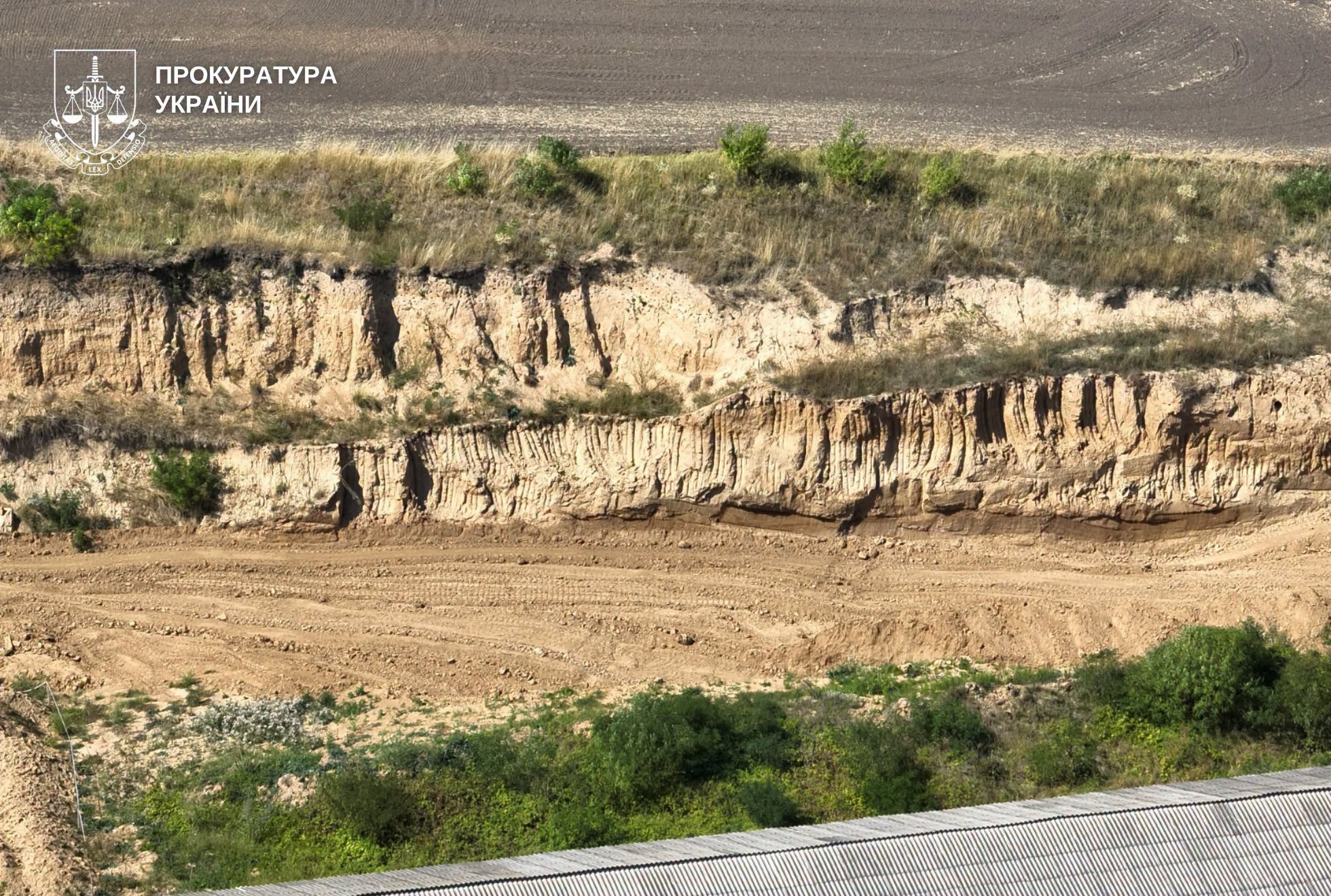 На Вінниччині незаконно видобували суглинок для виробництва цегли