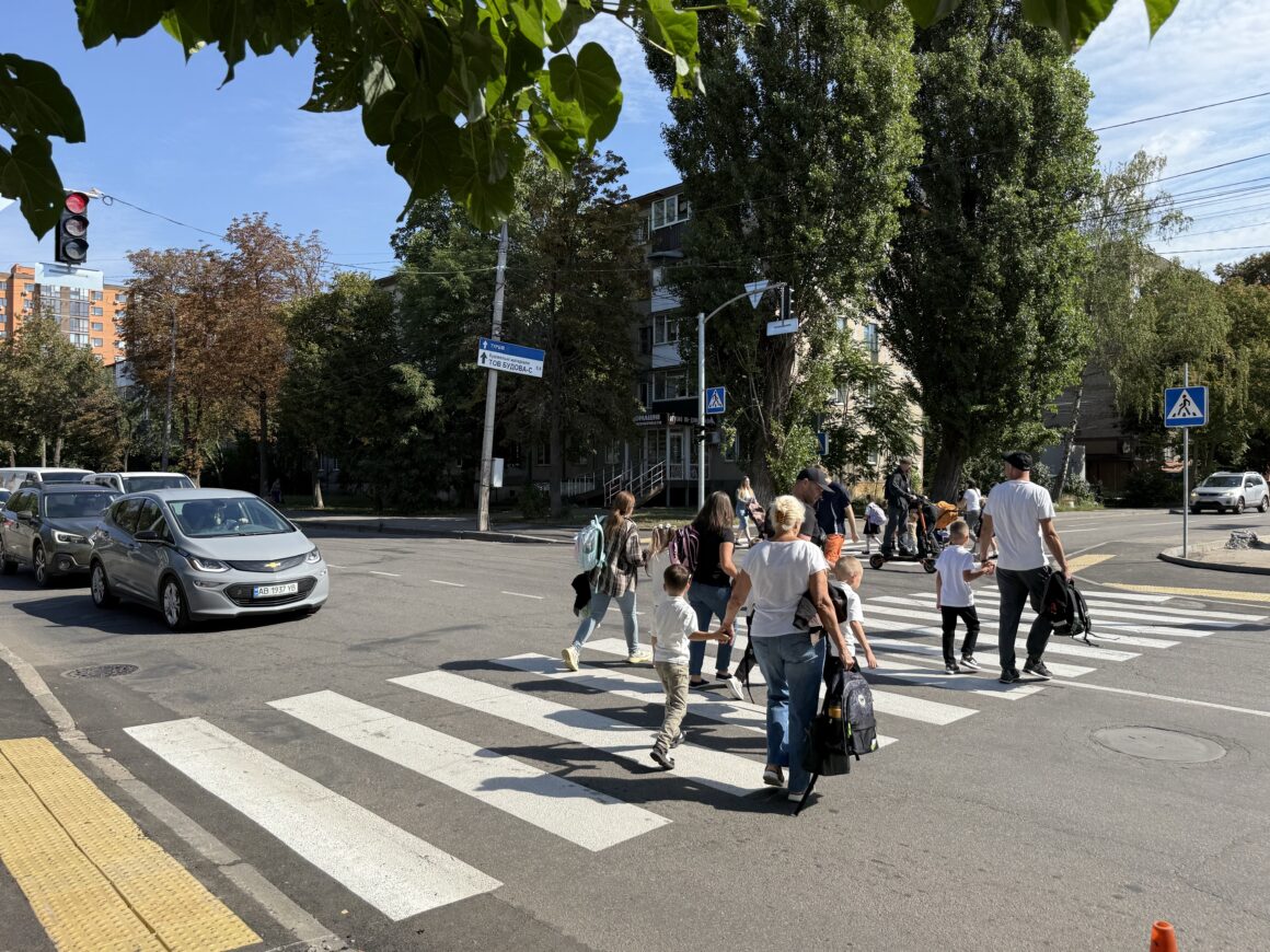 Біля вінницького ліцею №13 встановили новий світлофор