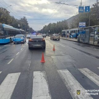 Потрапила під колеса.
