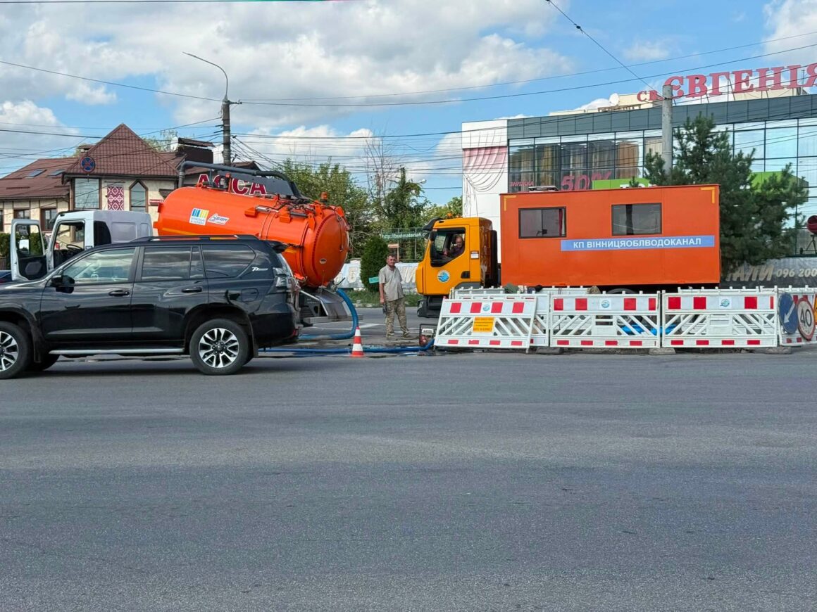 У Вінниці ремонтують запірну арматуру на водогонах по вулиці Лебединського