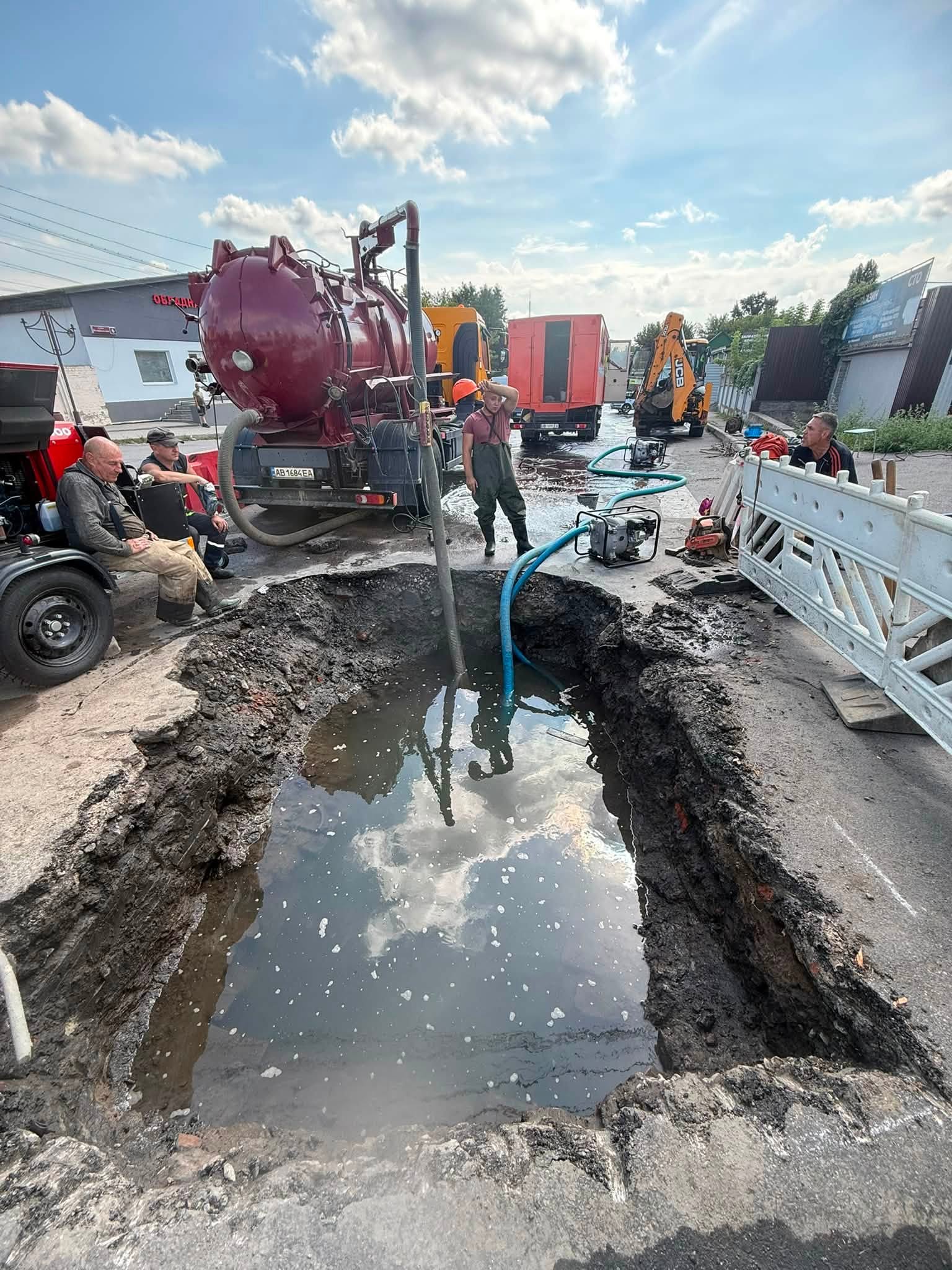 У Вінниці ремонтують запірну арматуру на водогонах по вулиці Лебединського