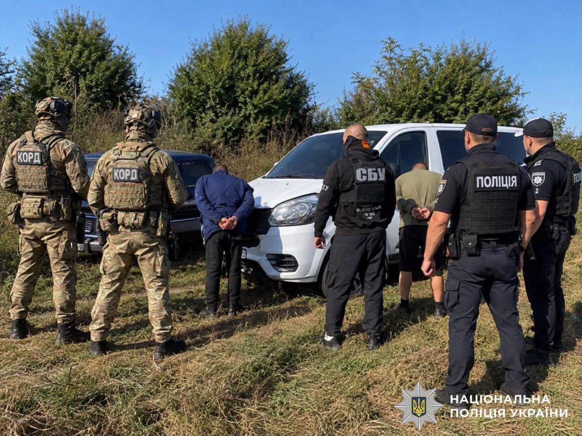 У Вінницькій області затримали трьох чоловіків причетних до торгівлі зброєю та наркотиками