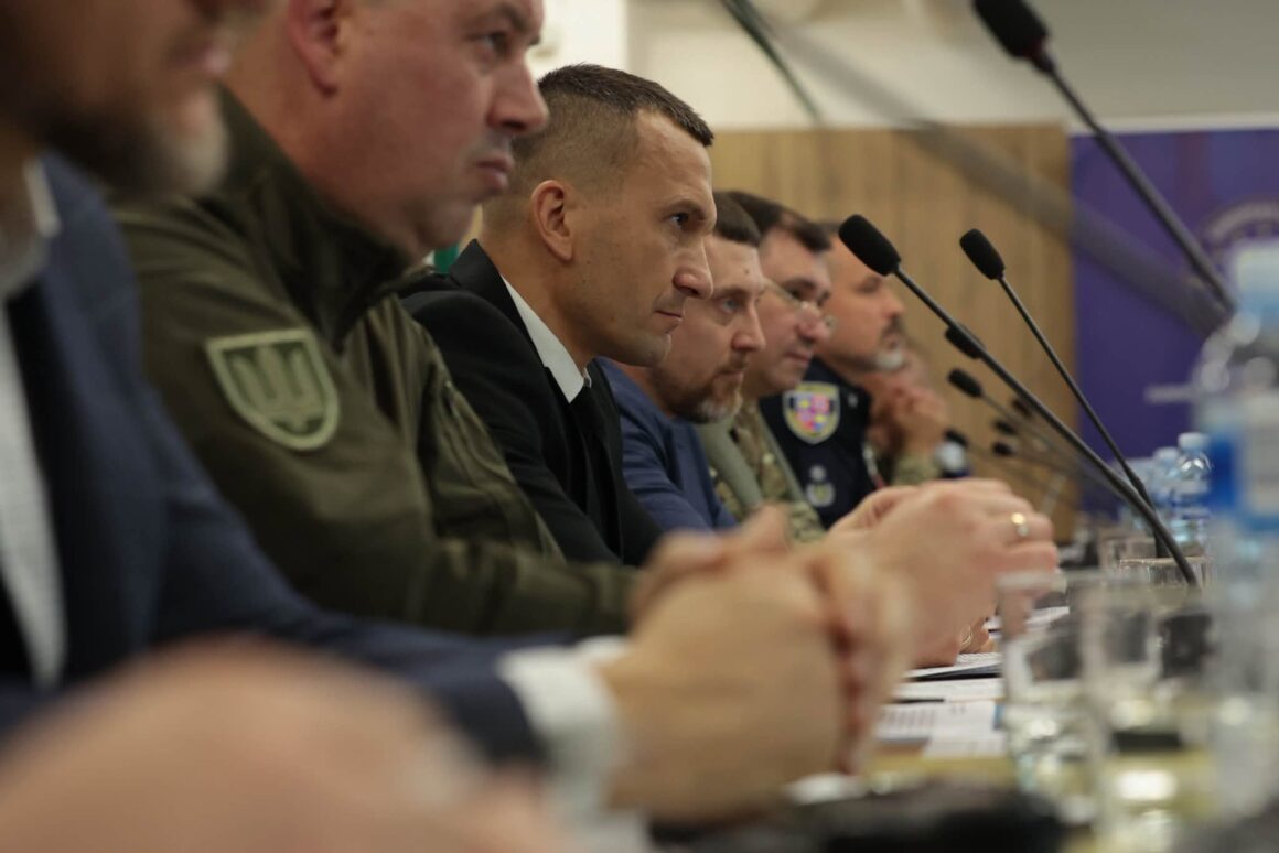 У Вінниці народні депутати та правоохоронці говорили про незаконний обіг зброї