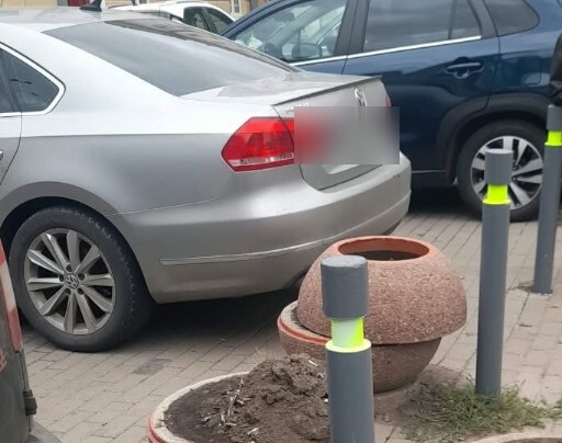 Вінницьким водіям нагадали про правила паркування біля театру