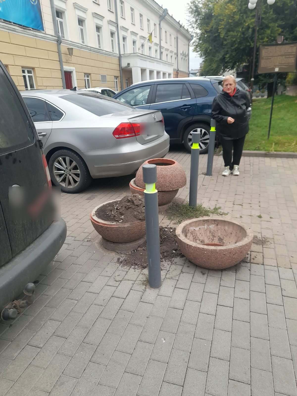 Вінницьким водіям нагадали про правила паркування біля театру