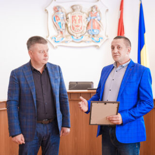 Вручили сертифікат.