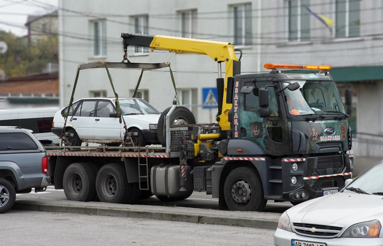 У Вінниці ще три покинуті автомобілі перевезли на спецмайданчик