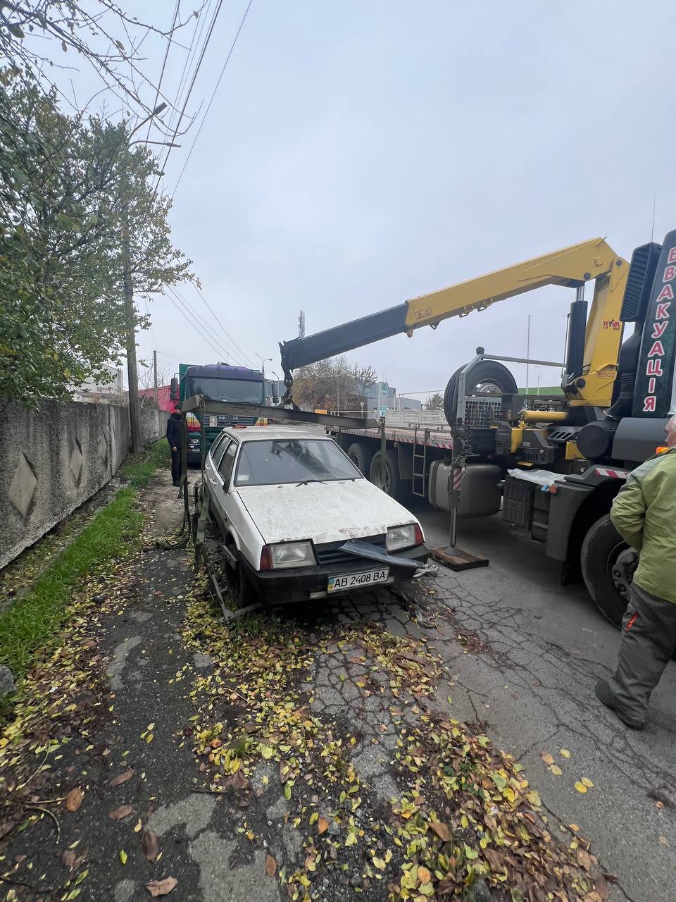 У Вінниці ще три покинуті автомобілі перевезли на спецмайданчик