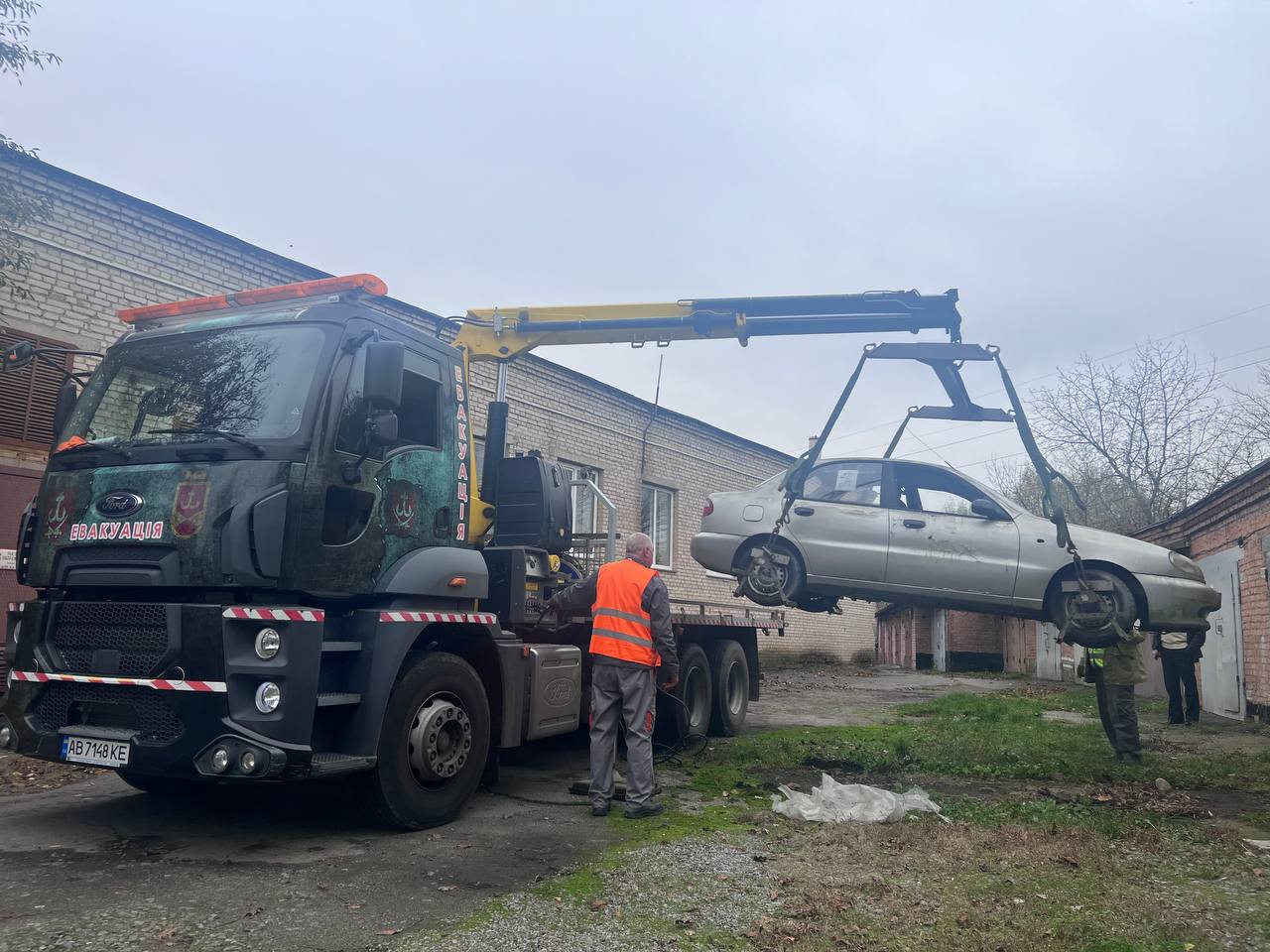 У Вінниці ще три покинуті автомобілі перевезли на спецмайданчик