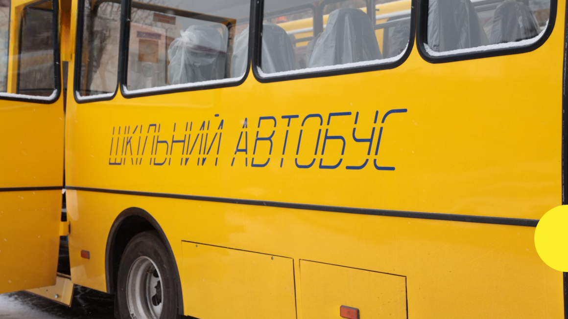 12 нових шкільних автобусів передали громадам Вінницької області