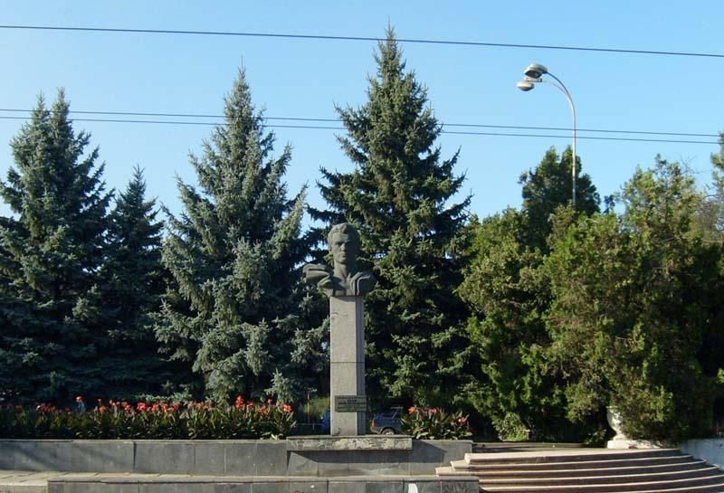 У Вінниці пам’ятник Івану Бевзу перенесуть із Соборної до бібліотеки його імені