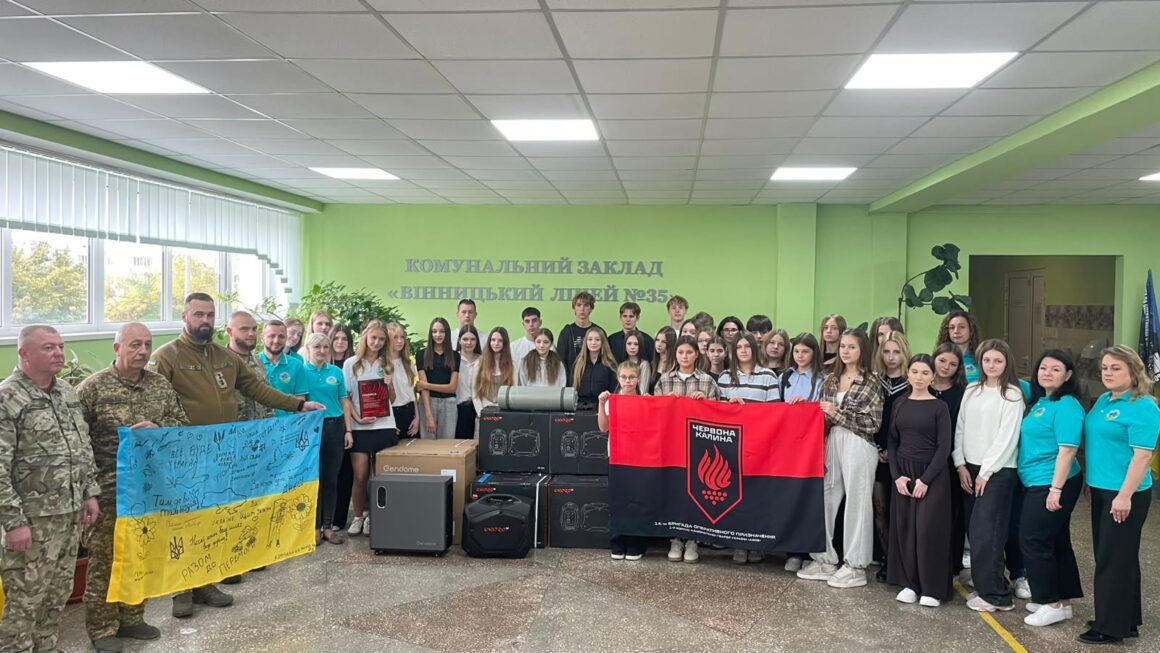 «Червоної Калини» вінницькі ліцеїсти передали генератори й зарядні станції