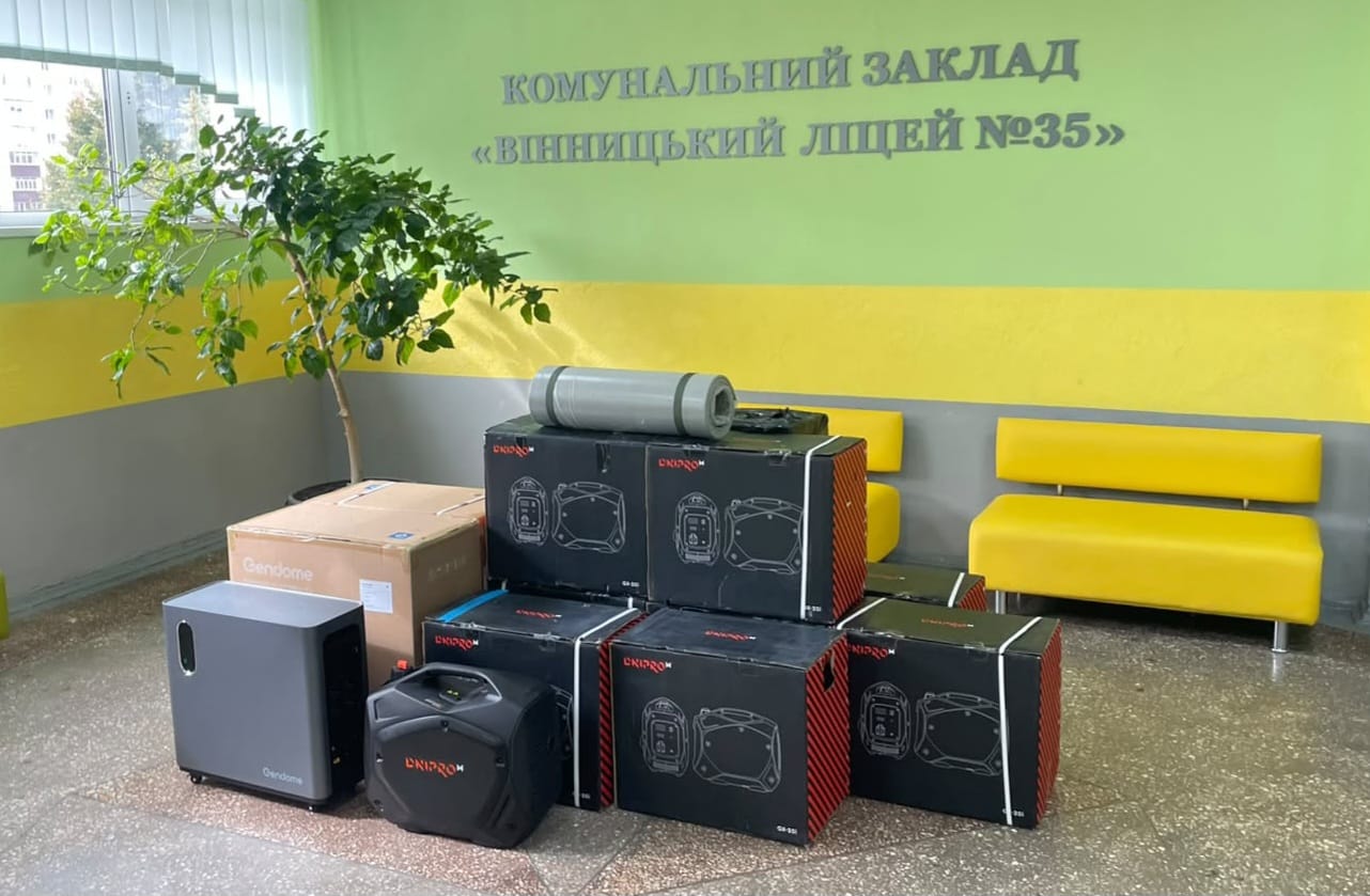 «Червоної Калини» вінницькі ліцеїсти передали генератори й зарядні станції