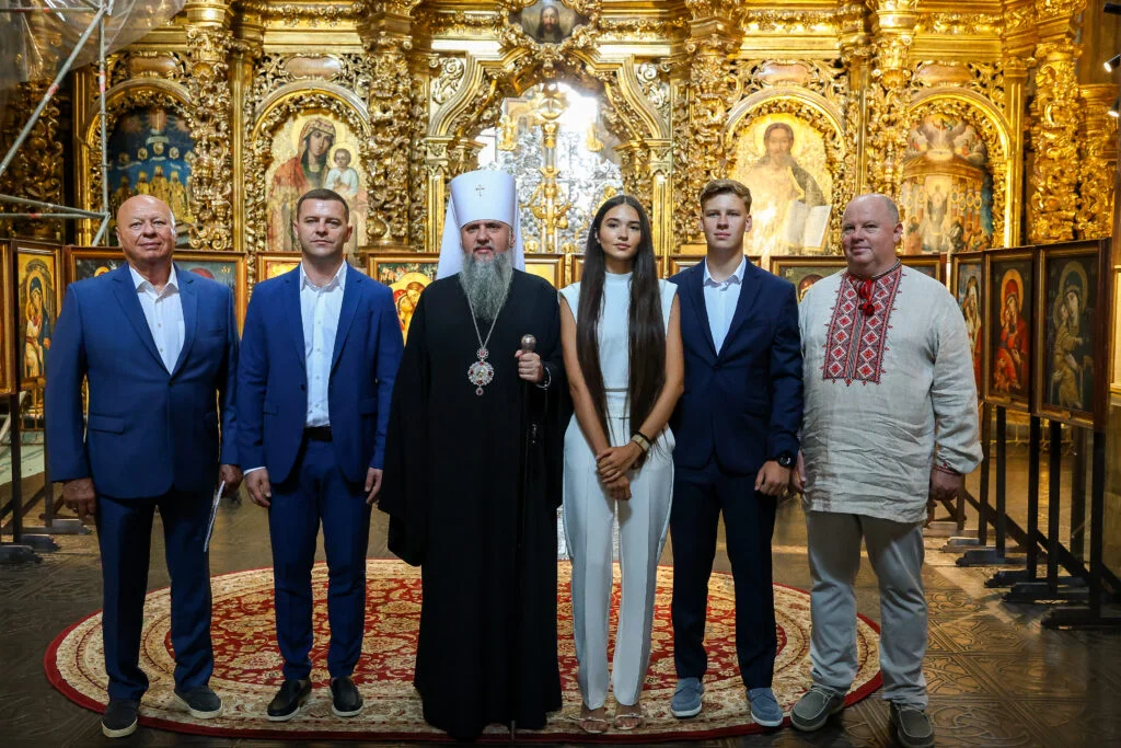 Освячену ікону Митрополитом Епіфанієм, яку написав вінницький художник, подарували українцям в Королівстві Данії