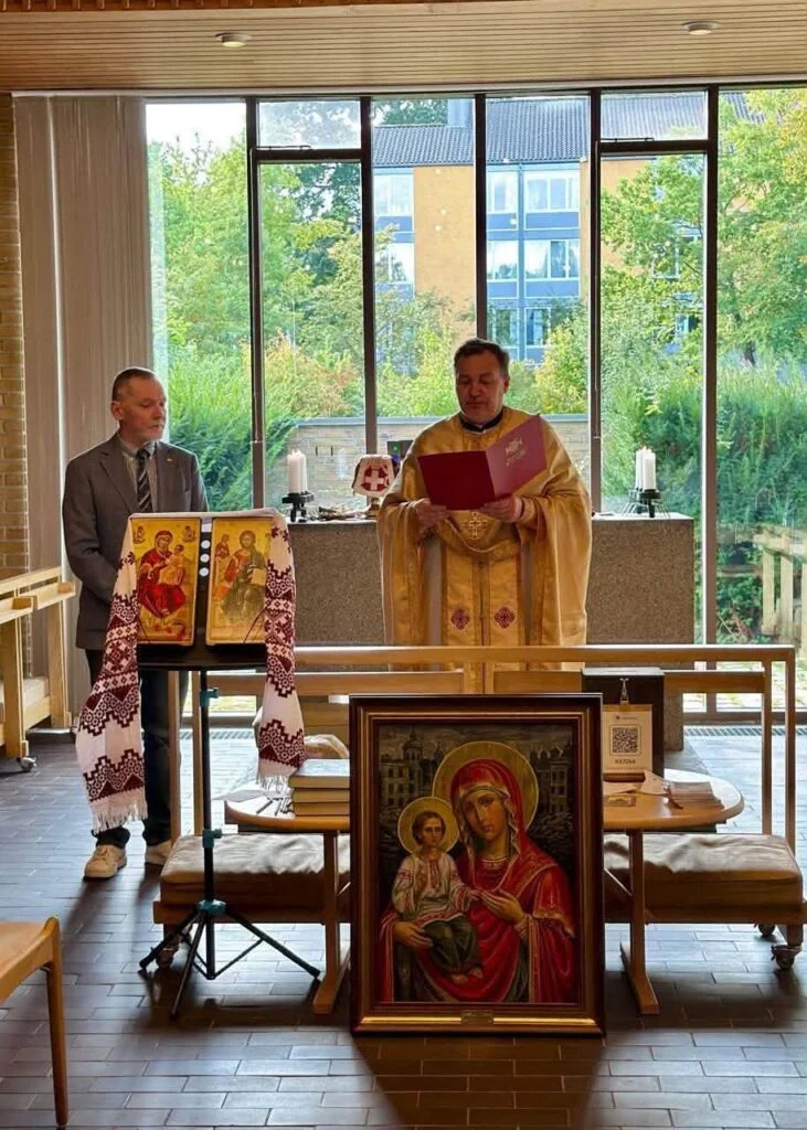 Освячену ікону Митрополитом Епіфанієм, яку написав вінницький художник, подарували українцям в Королівстві Данії