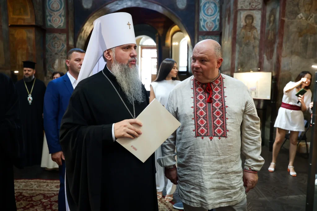 Освячену ікону Митрополитом Епіфанієм, яку написав вінницький художник, подарували українцям в Королівстві Данії