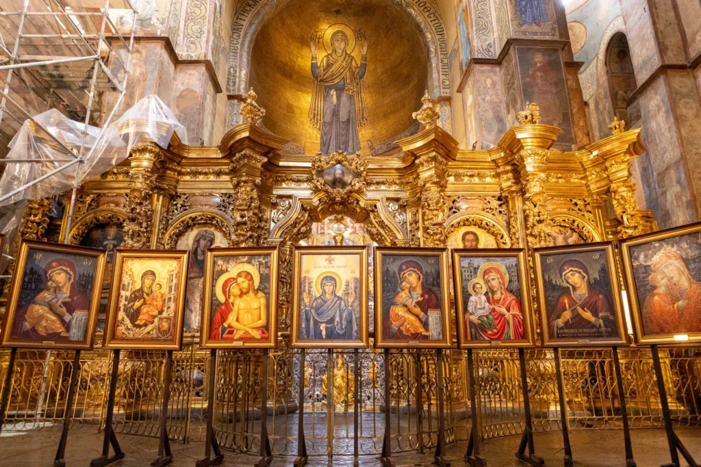 Освячену ікону Митрополитом Епіфанієм, яку написав вінницький художник, подарували українцям в Королівстві Данії
