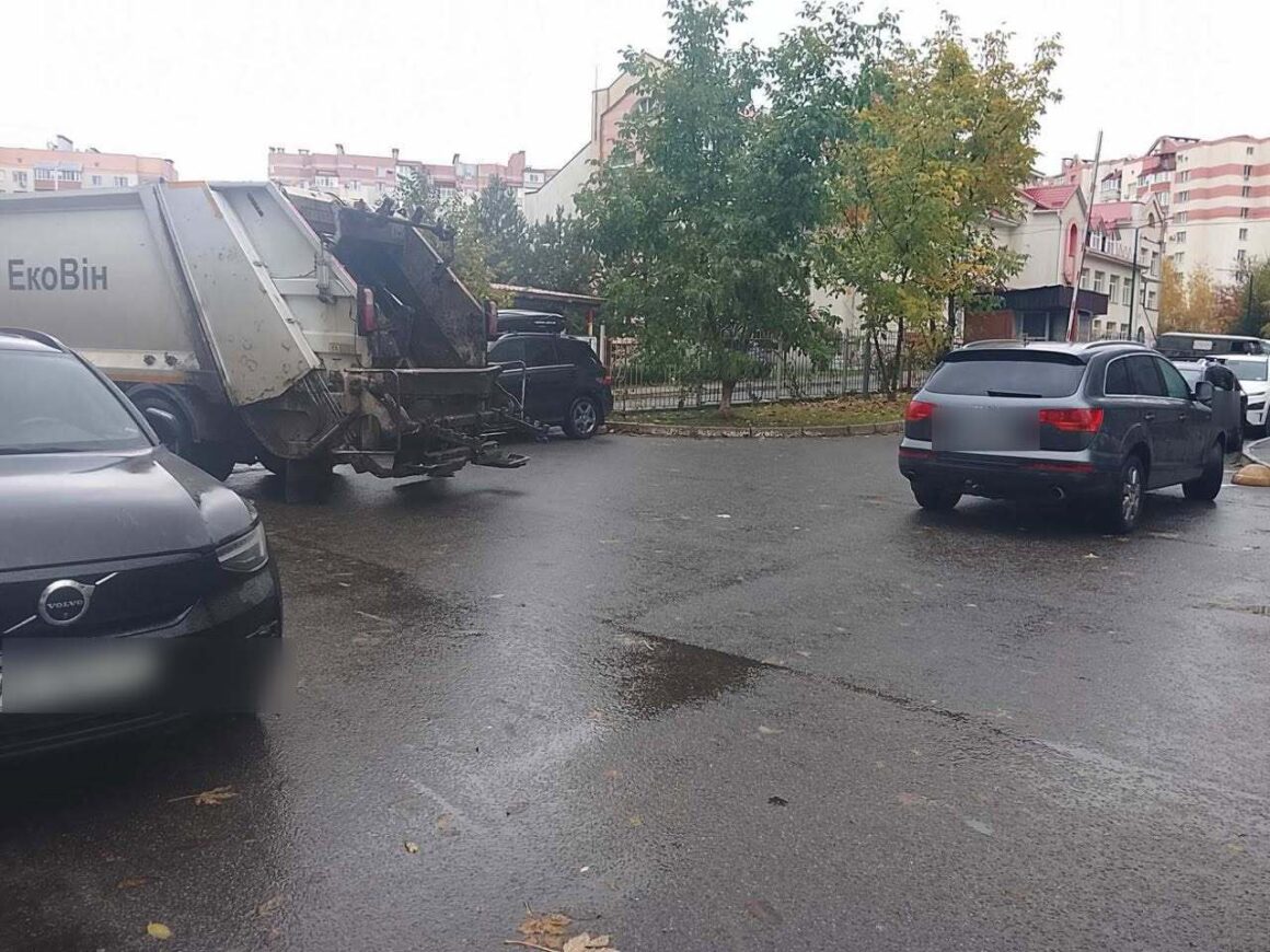 Оприлюднили фото автівок, неправильно припаркованих біля контейнерних майданчиків у Вінниці