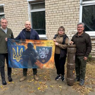 Микола Кучер з волонтерами.