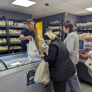 У соціальному магазині.