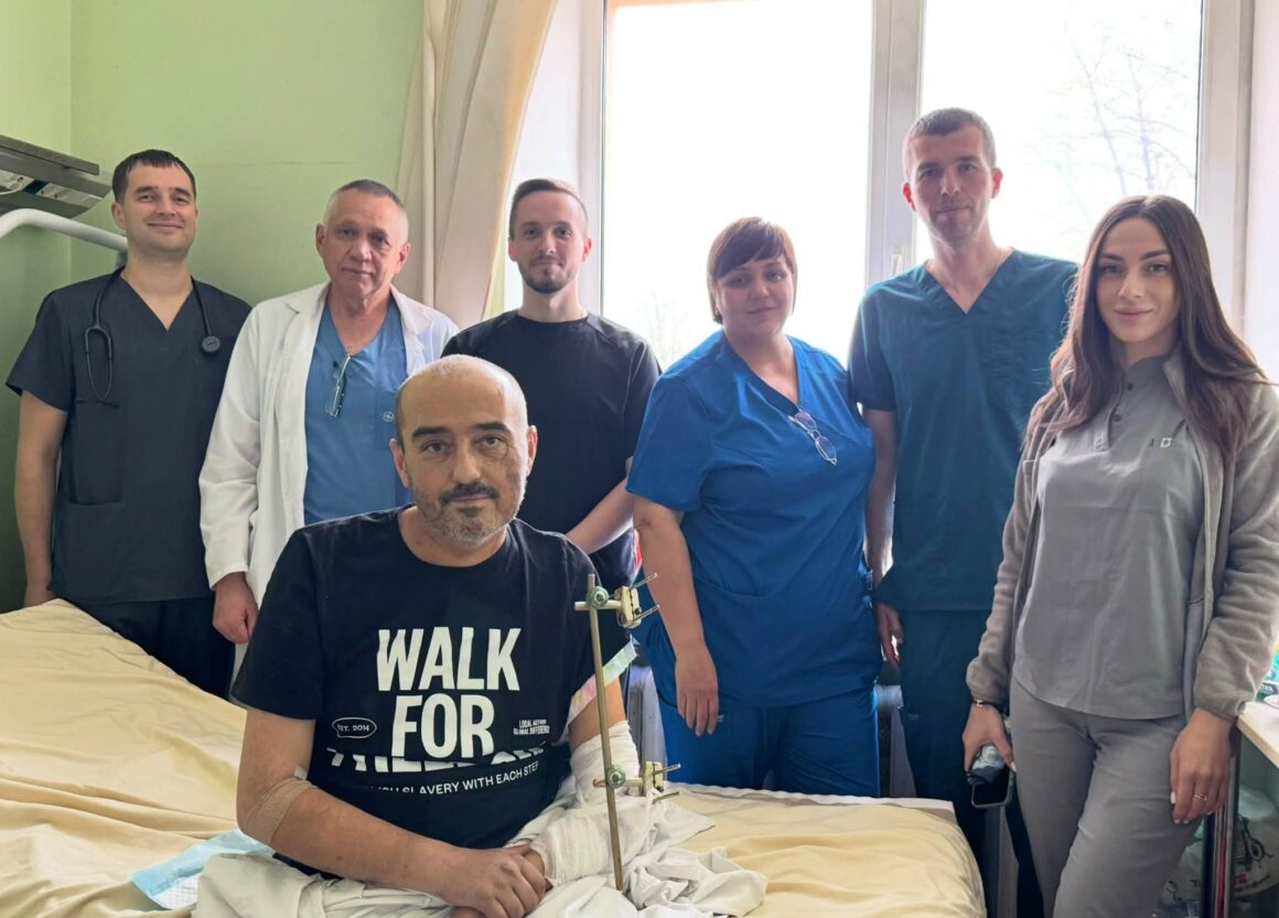 Вінницькі лікарі врятували пораненого бійця, який місяць перебував на ШВЛ