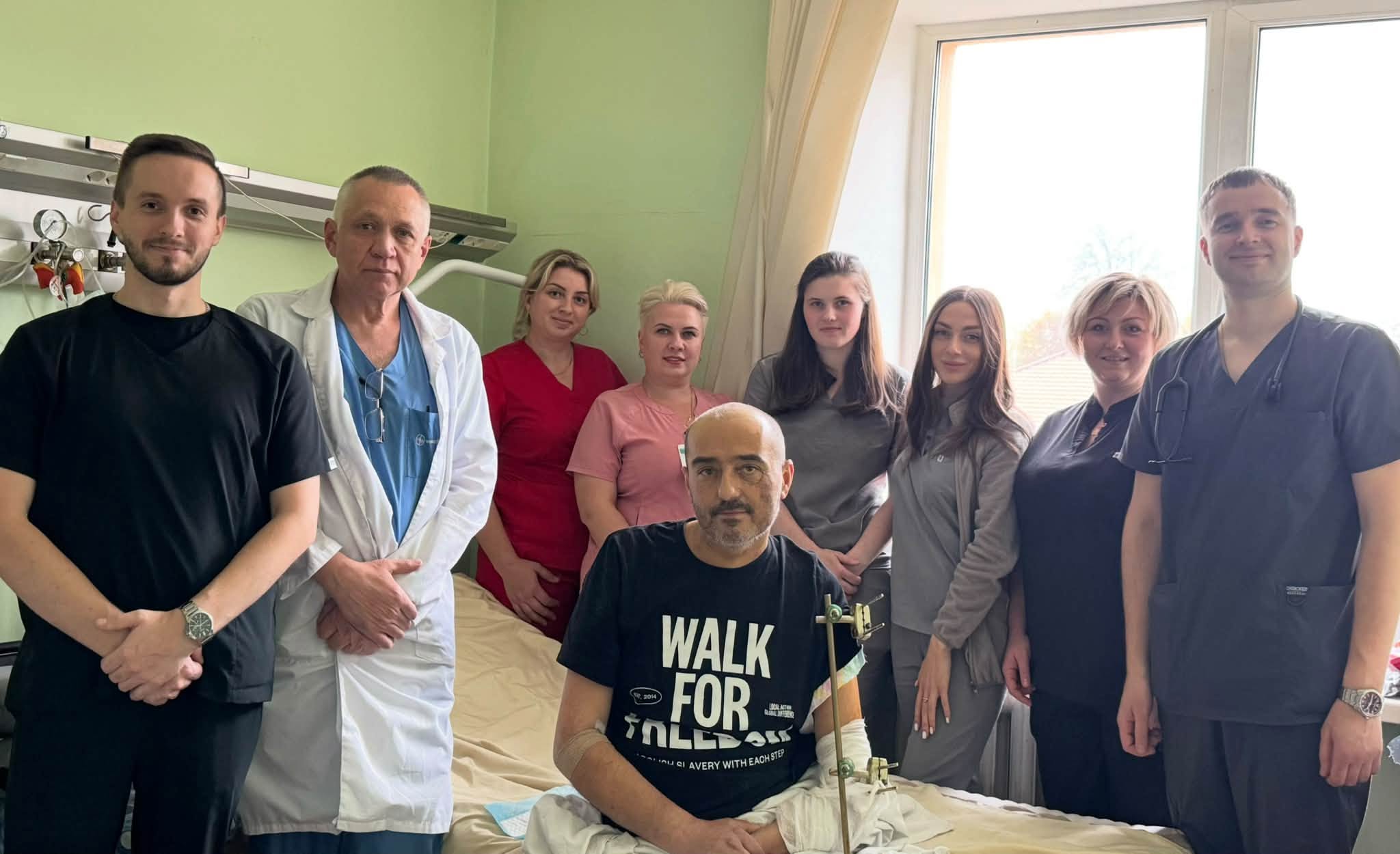 Вінницькі лікарі врятували пораненого бійця, який місяць перебував на ШВЛ