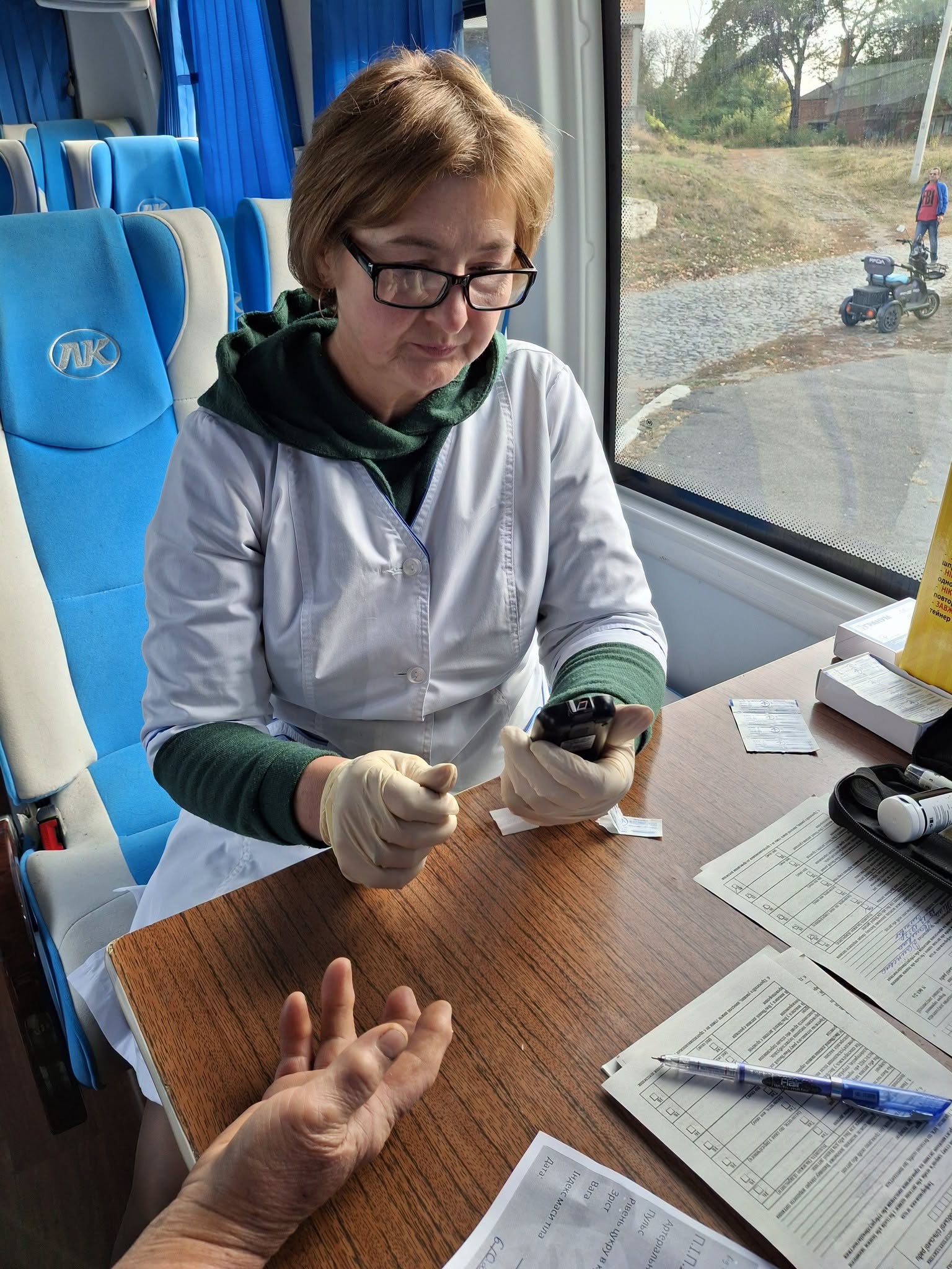 Вінницькі лікарі з партнерами провели виїзні консультації у двох селах Гайсинського району