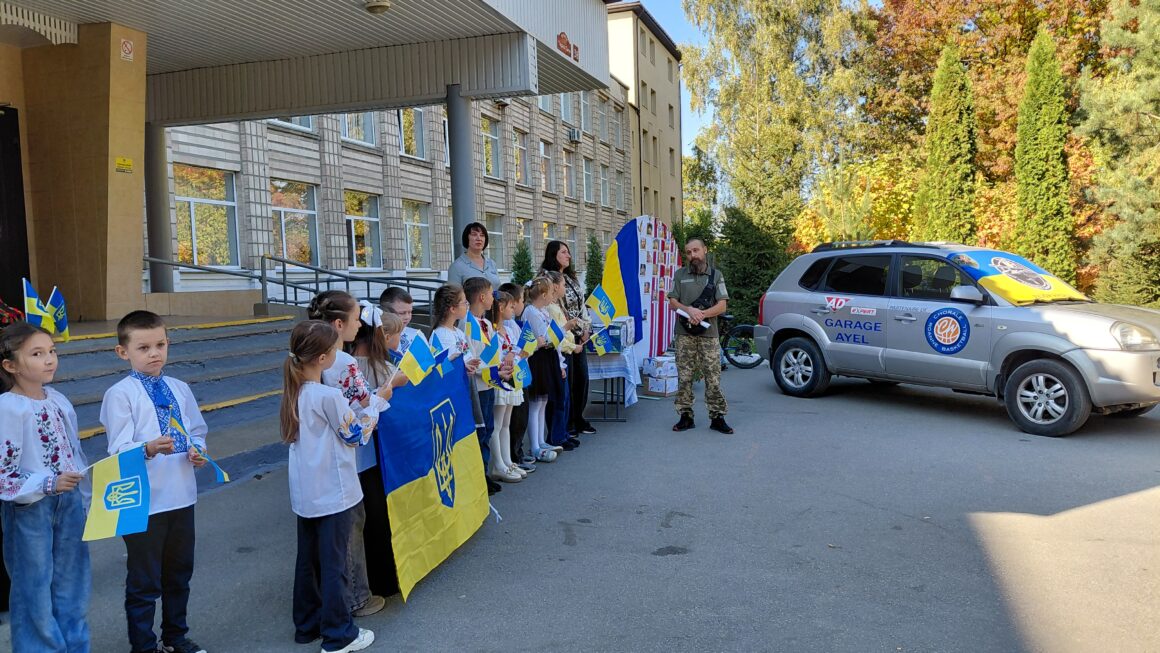 Учні вінницького ліцею №11 передали автомобіль для 110-ї бригади