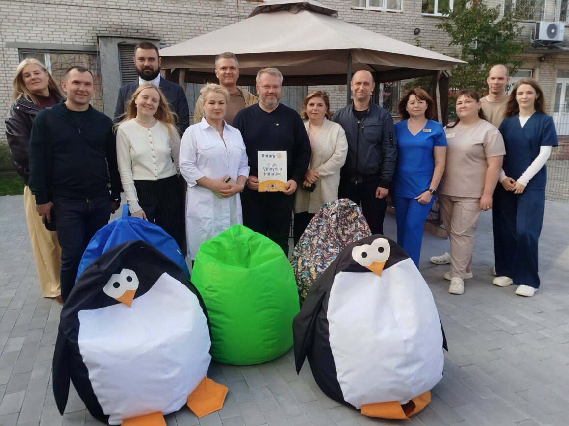 У Вінницькій обласній дитячій лікарні відкрили новий дитячий майданчик