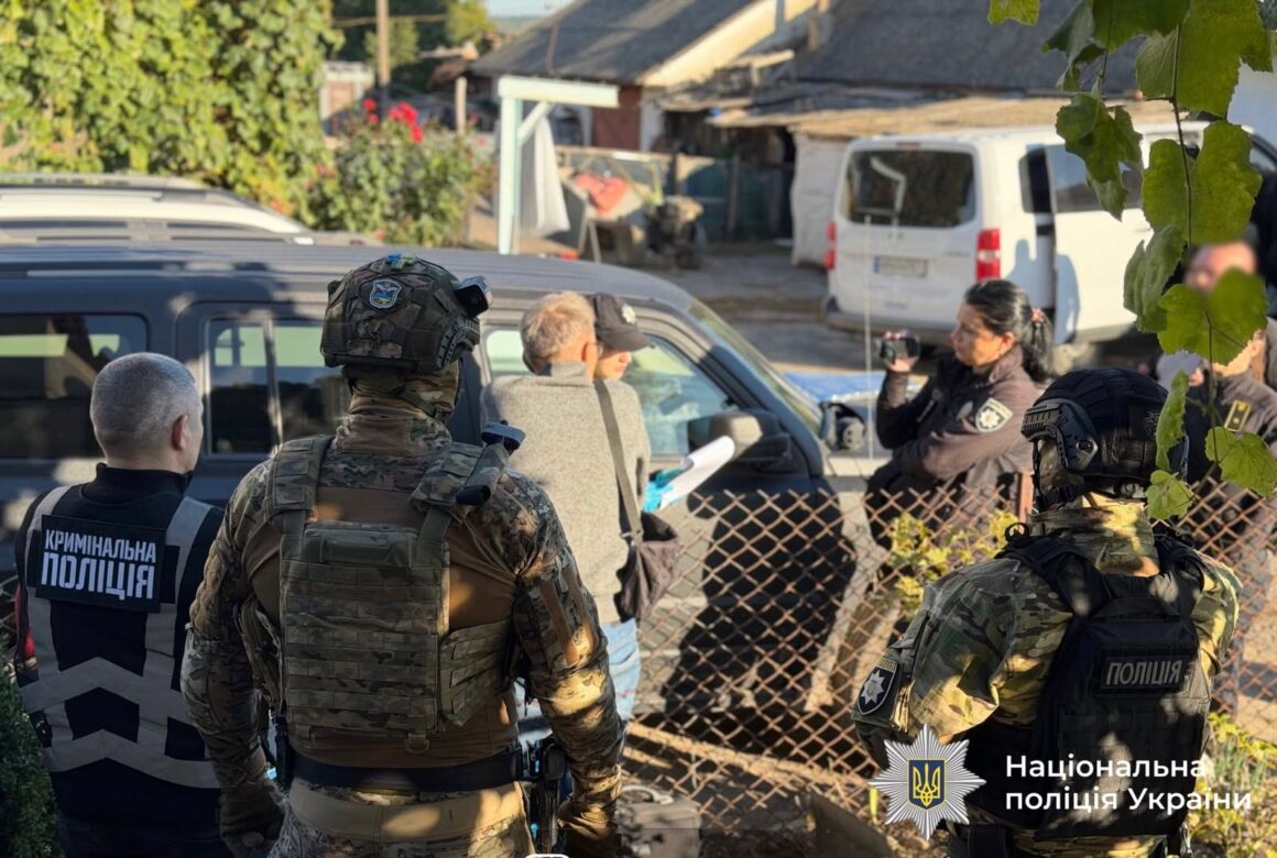 У Могилів-Подільському районі поліцейські спільно з СБУ викрили чоловіка, який збував зброю та боєприпаси